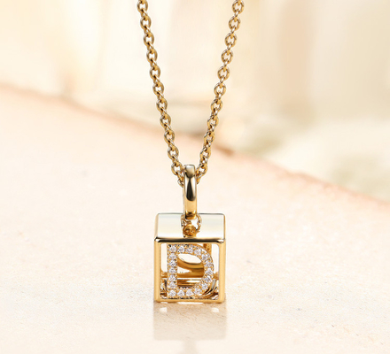 de Gele Gouden Diamond Necklace A-Z Initials 3D Kubus van 0.03ct 18K