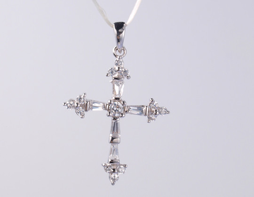 Nieuwe kruiscollectie 925 Sterling zilver religieuze hanger met glinsterend kubisch zirconia ijs