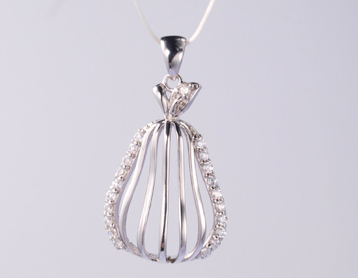 Hollow Geometric 925 Sterling Silver Cross Hanger voor vrouwen 925 Silver CZ Hanger Voeg een vleugje luxe toe aan uw juwelencollectie 925 Silver CZ Hanger Verhoog uw look met deze prachtige hanger